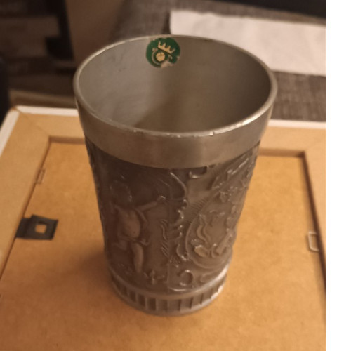 Zinnbecher mit reliefmotiv - mit,