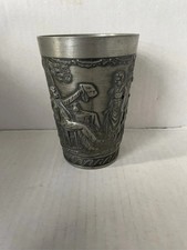 Zinnbecher mit Relief Mensch