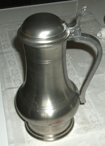 Alte zinnkanne mit - alte,