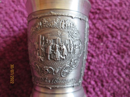 Ein zinnbecher hoch - ein,