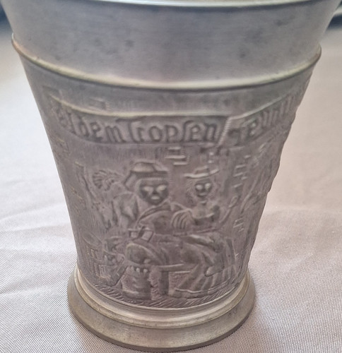 Zinnbecher mit menschenmotiv - zinnbecher,